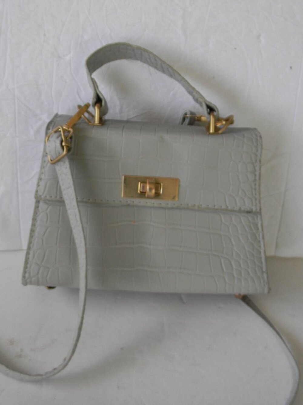 WM'S LIGHT GRAY CROC EMBOSSED FAUX LEATHER SMALL MINI TURNLOCK CROSSBODY BAG